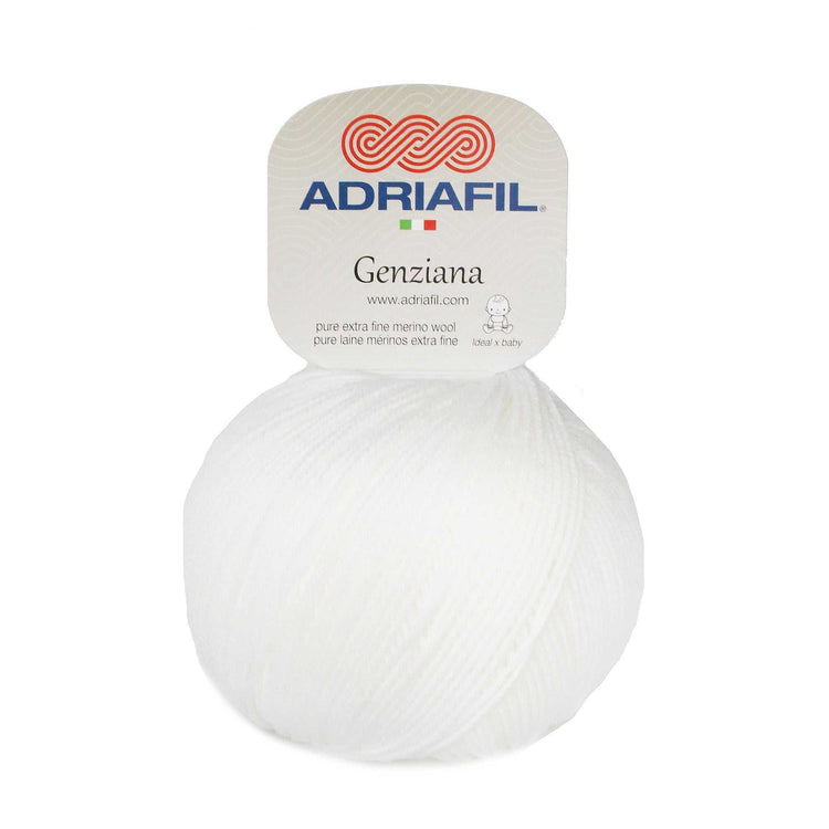 Gomitolo di lana merino extrafine bianca, tinta unita, con etichetta Adriafil Genziana e filato dall’aspetto morbido.