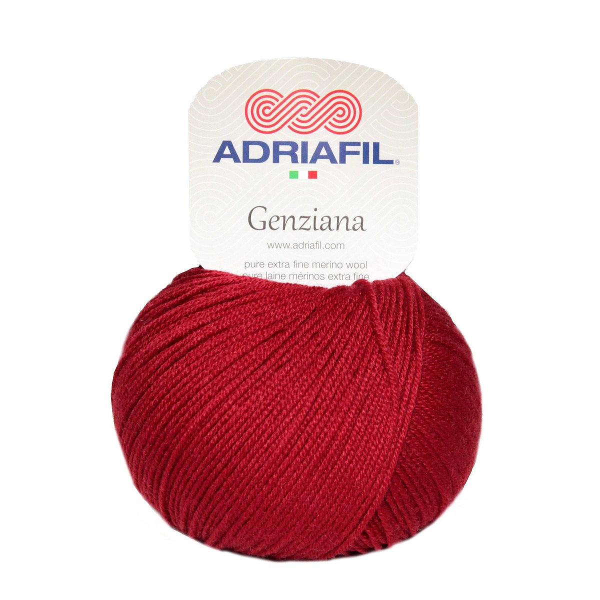 Gomitolo di lana merino extrafine Adriafil Genziana rosso scuro, tinta unita e dalla trama ritorta uniforme.