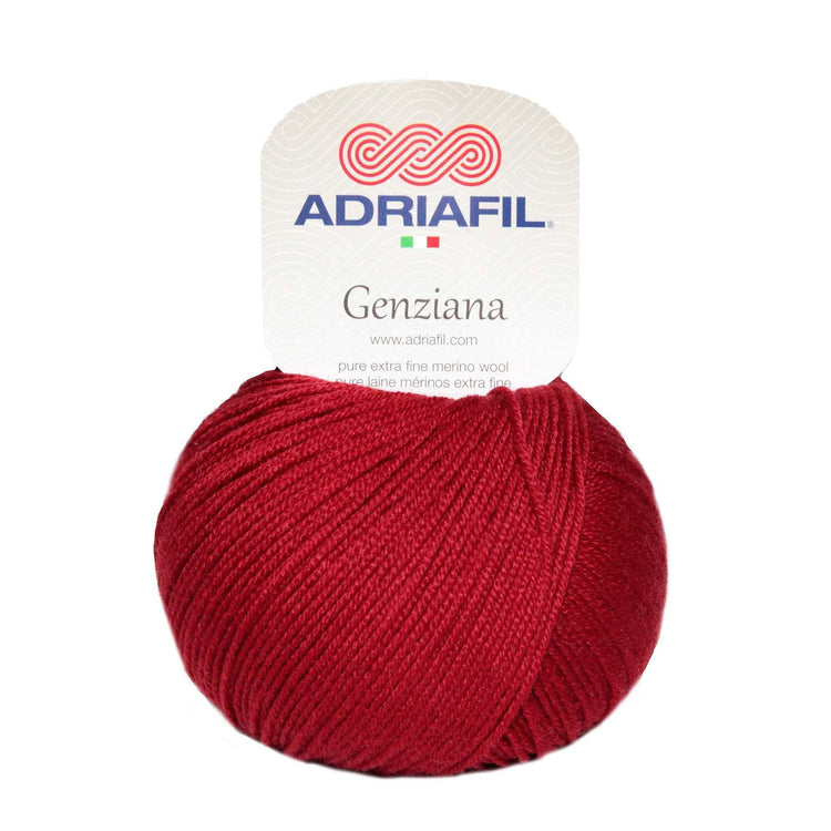 Gomitolo di lana merino extrafine Adriafil Genziana rosso scuro, tinta unita e dalla trama ritorta uniforme.