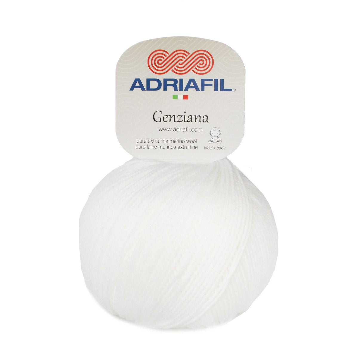 Gomitolo di lana merino extrafine bianca, tinta unita, con etichetta Adriafil Genziana e filato dall’aspetto morbido.